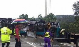 转运大巴车翻车爆料新闻,转运大巴翻车事故现场直击”