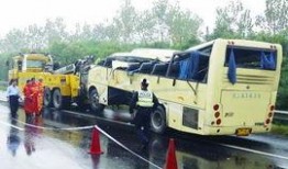 转运大巴车翻车爆料新闻,转运大巴翻车事故现场直击”