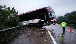 转运大巴车翻车爆料新闻,转运大巴翻车事故现场直击”